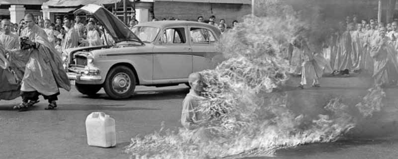 عکس راهب در آتش اثر مالکوم براون